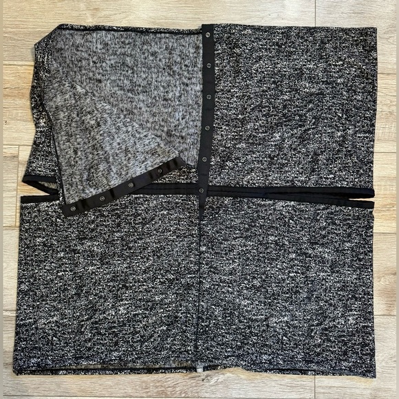 LULULEMON Vinyasa Scarf Wrap Rulu Fabric Snaps Logo Black/ White O/S - Picture 6 of 8